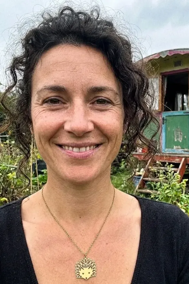 Maria Reinhardt portant le pendentif Niglo — Maison Niglo
